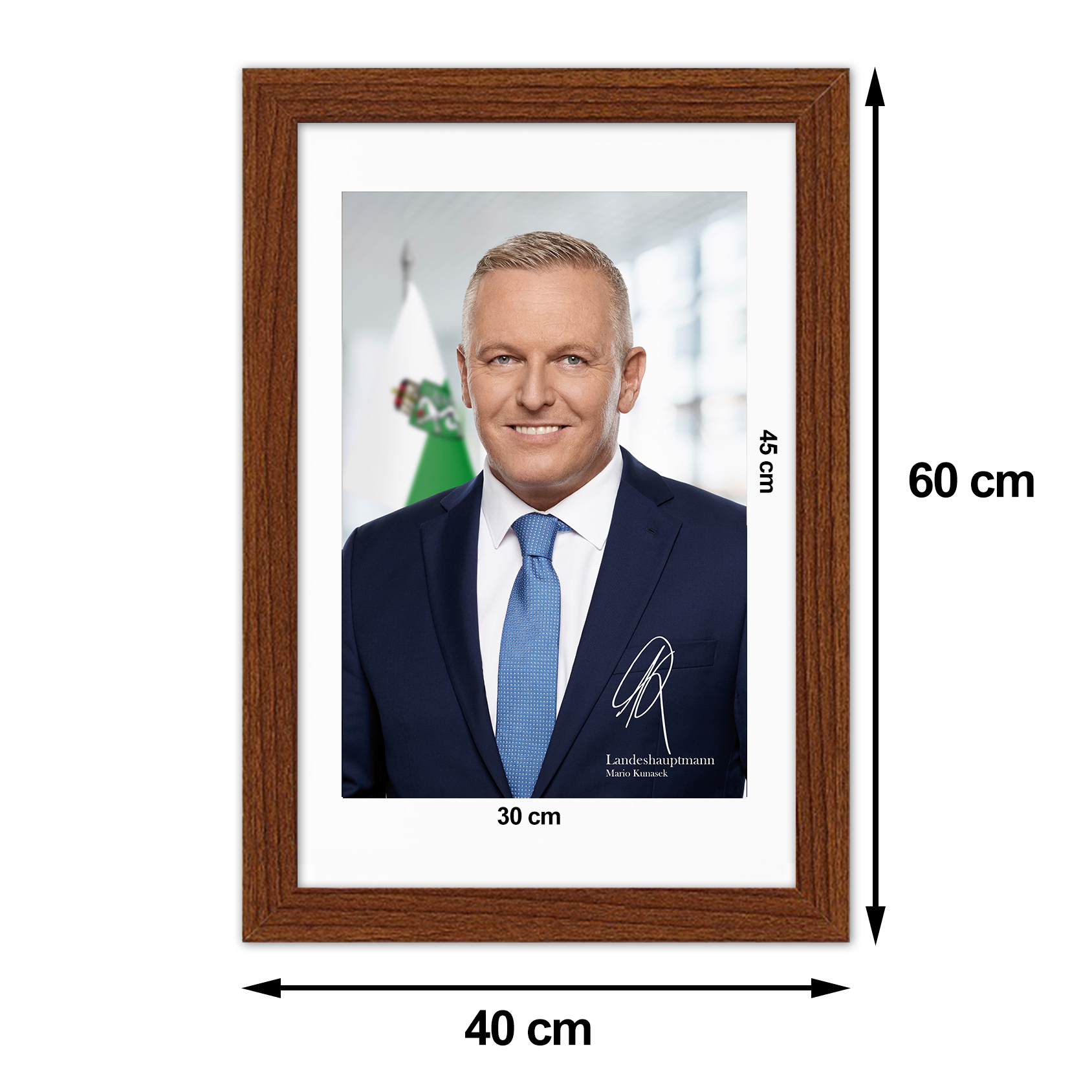 Portraitfoto 30x45cm LH Mario Kunasek in Bilderrahmen 40x60cm Holzblockleiste nuss Echtglas mit Passepartout weiss