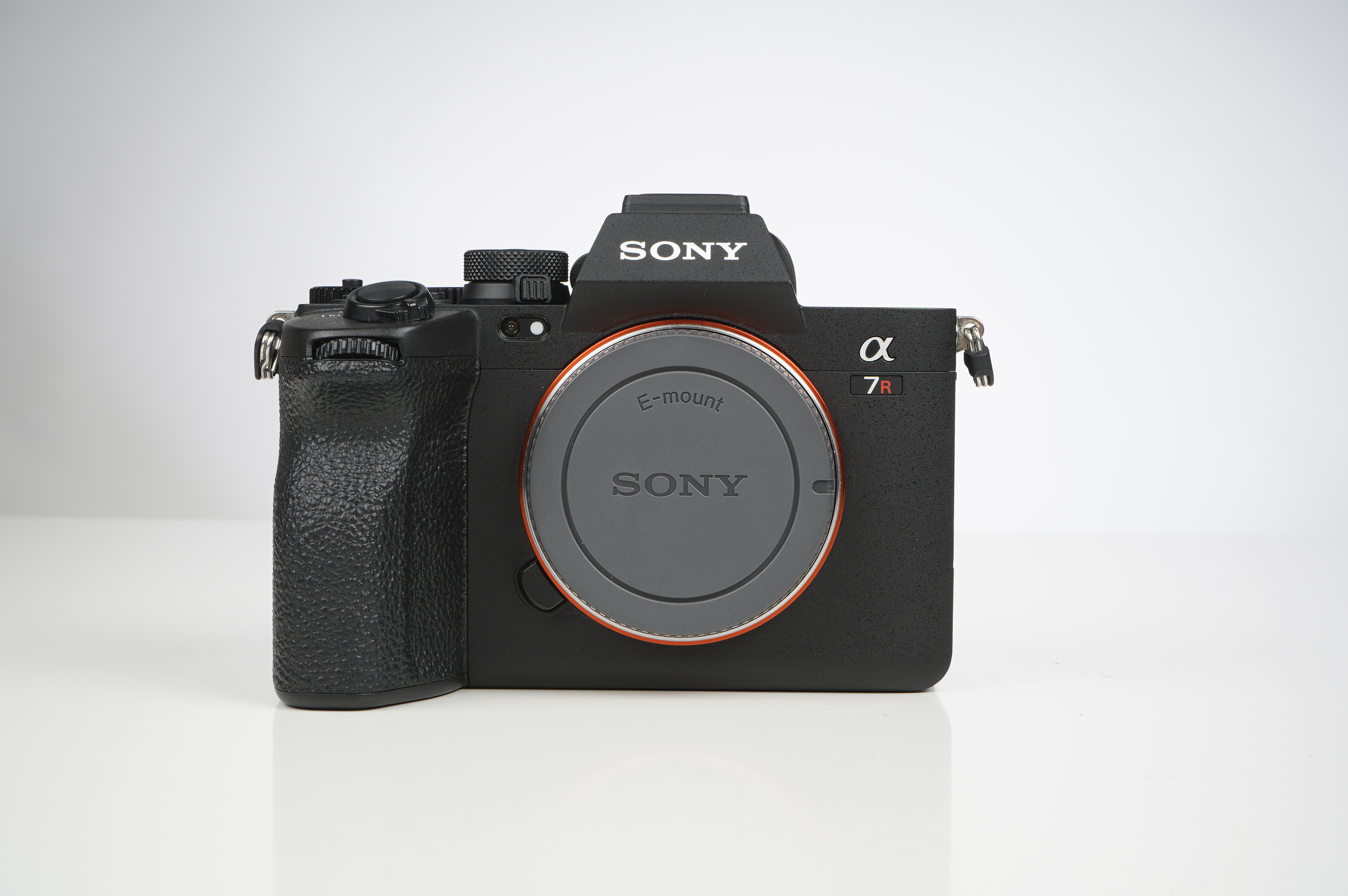 Gebraucht Sony Alpha 7r V Gehäuse  | Gut erhalten - normale Gebrauchsspuren | inkl. Zubehör/Ladegerät/Riemen/zweit Akku/Karton | Suttercount ~ 35.000 |