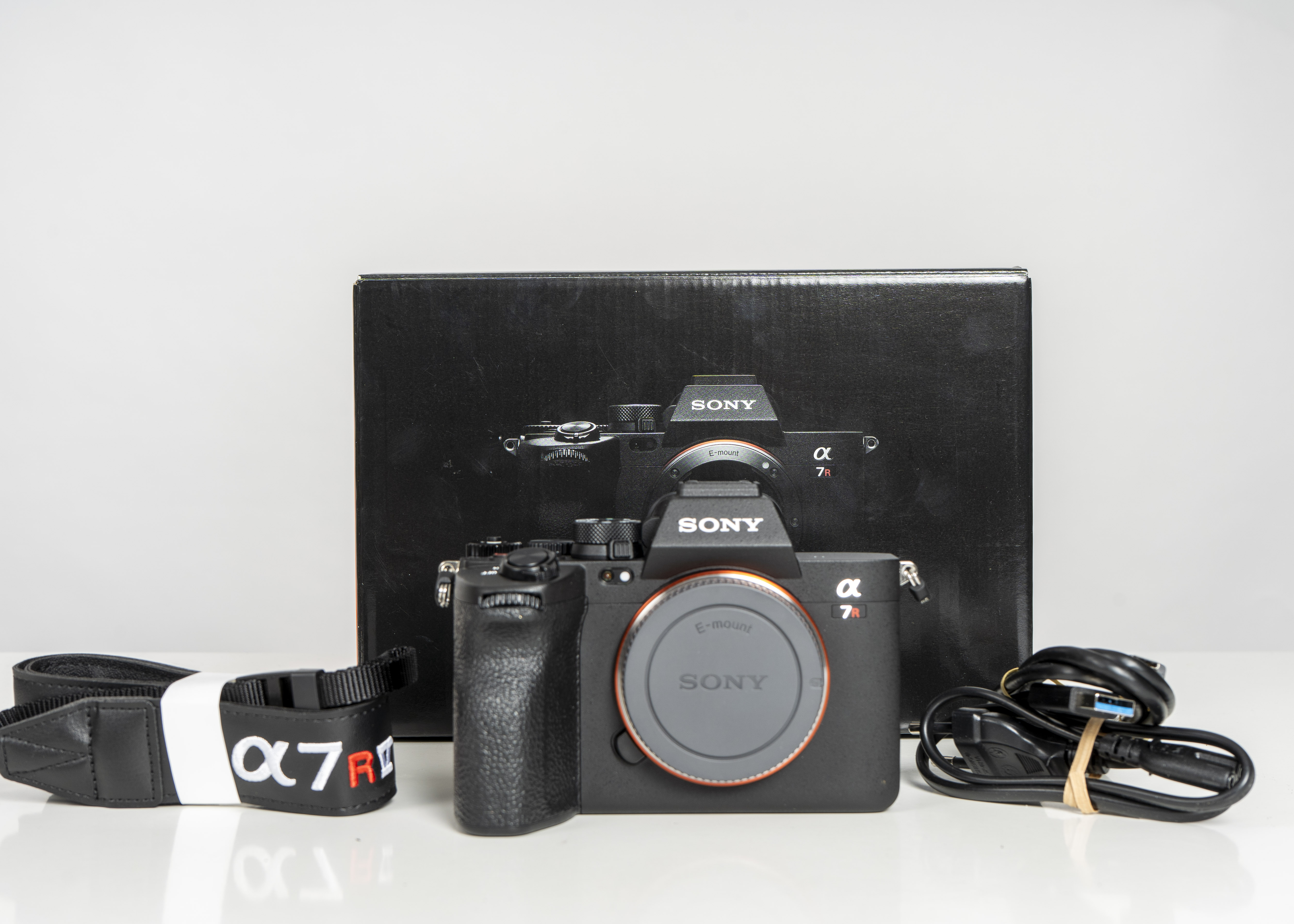 Gebraucht Sony Alpha 7r V  | Neuwertig - minimale Gebrauchsspuren| Auslösungen ~ 3523 | inkl. Karton/Ladegerät/Riemen/Gehäusedeckel |