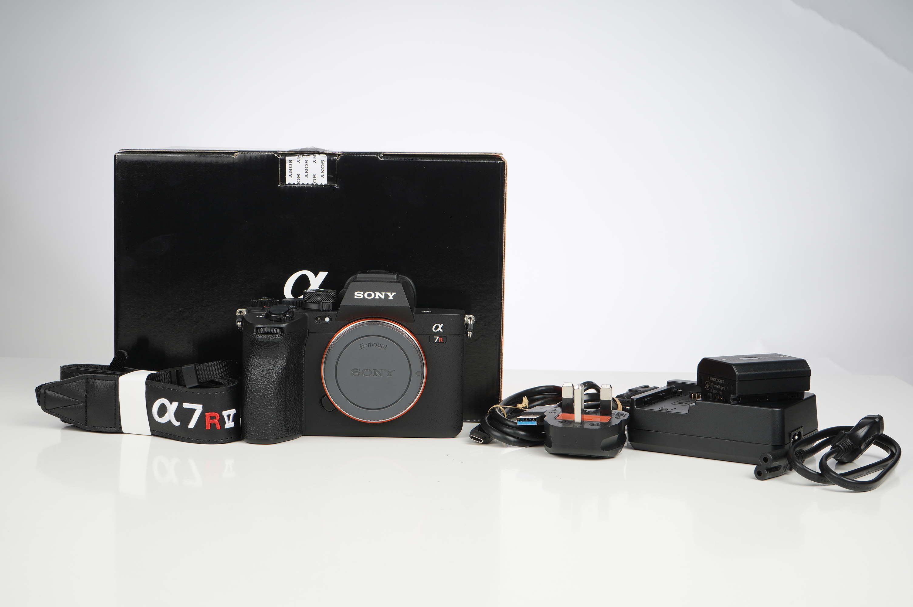 Gebraucht Sony Alpha 7r V Gehäuse  | Gut erhalten - normale Gebrauchsspuren | inkl. Zubehör/Ladegerät/Riemen/zweit Akku/Karton | Suttercount ~ 35.000 |