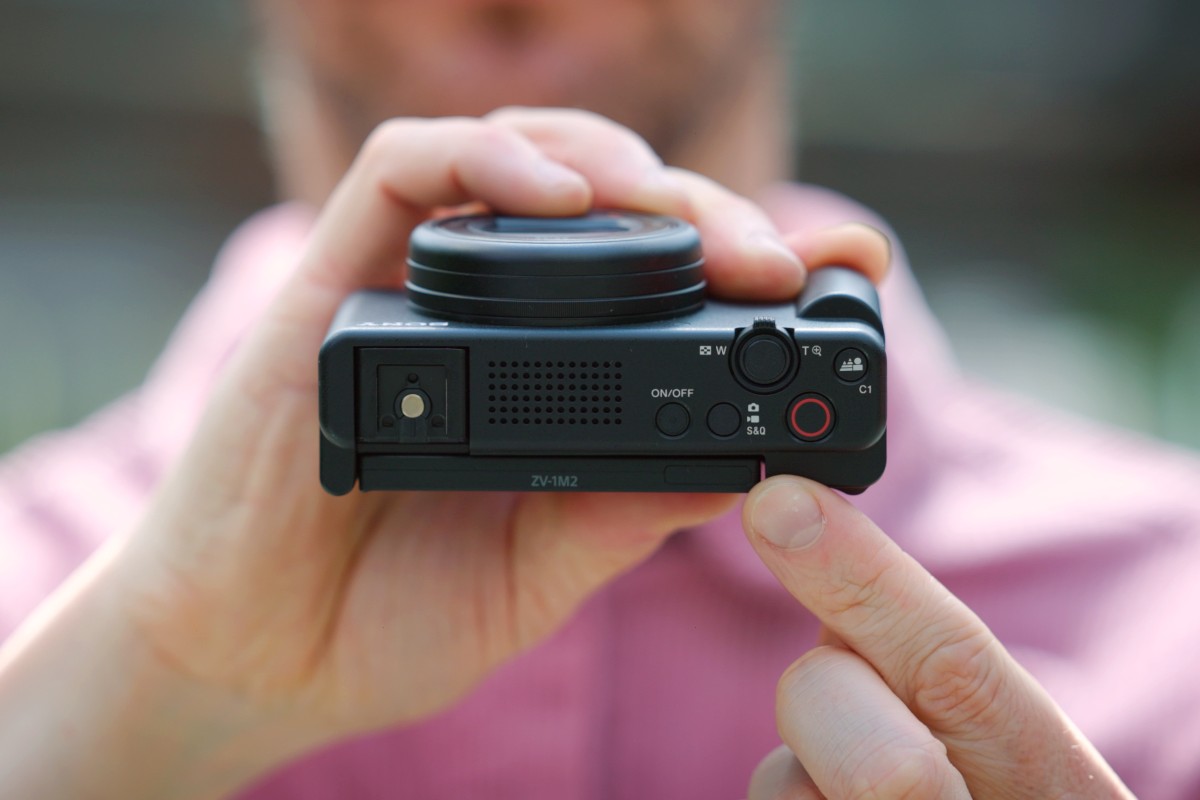 Sony ZV-1 II Allround-Kamera für Foto u. Film ZV1M2BDI | klappbares Touch-Disply | FullHD-Video | Zeitraffer | Zeitlupe | WLAN