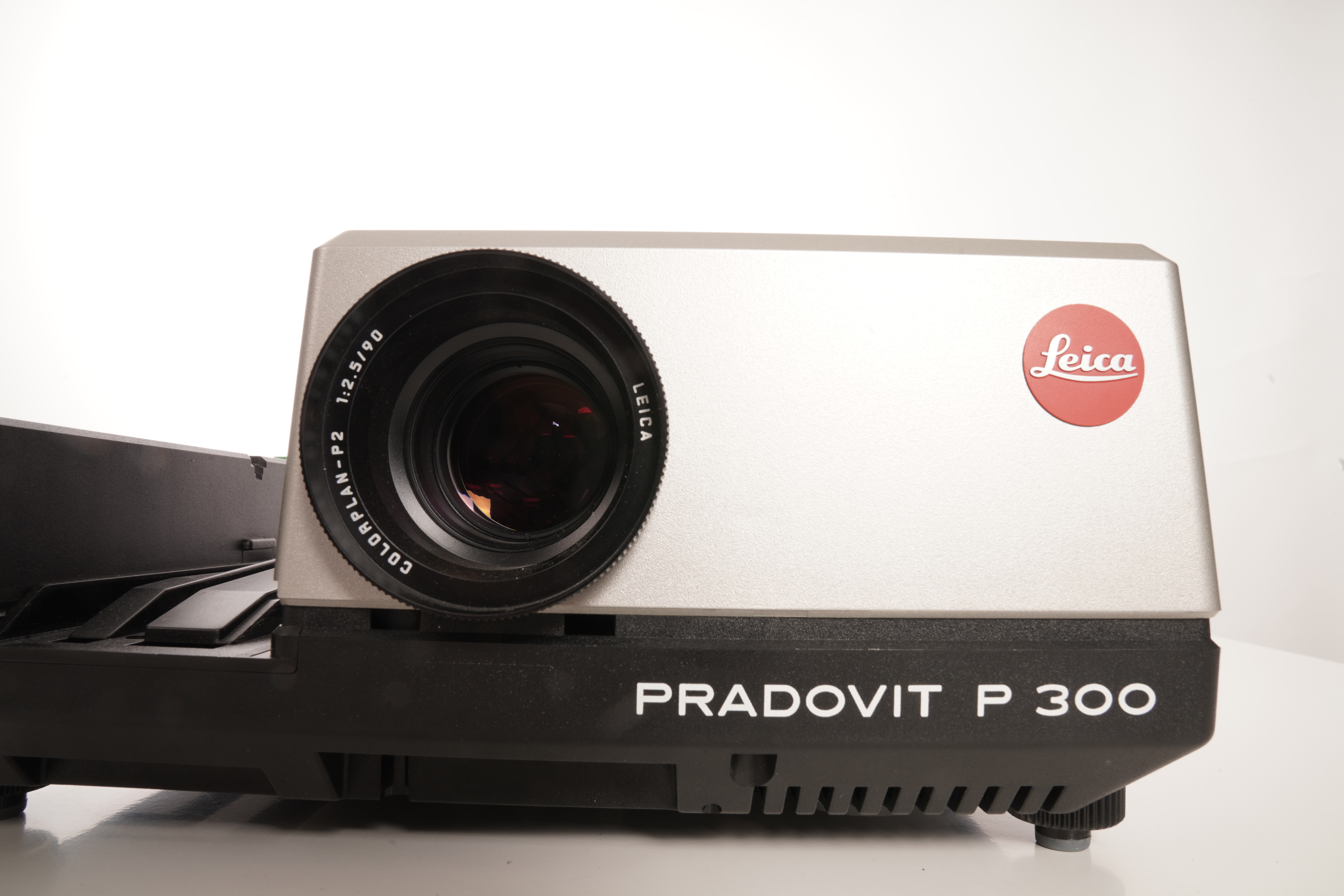 Gebraucht Leica P300 Diaprojektor mit Colorplan Voll Funktionstüchtig - Generalüberholt | Diaprojektor | 150Watt | schneller Diawechsel | für Norm- u. LKM-Magazine