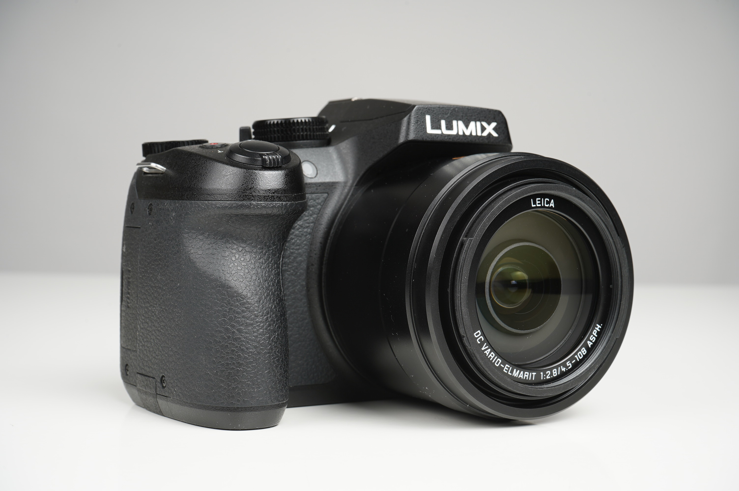 Gebraucht Panasonic DMC-FZ300 schwarz  | Normal gebraucht - mittlere Gebrauchsspuren | inkl. 2x original Akkus/ Karton/Ladeschale/Gegenlichtblende |