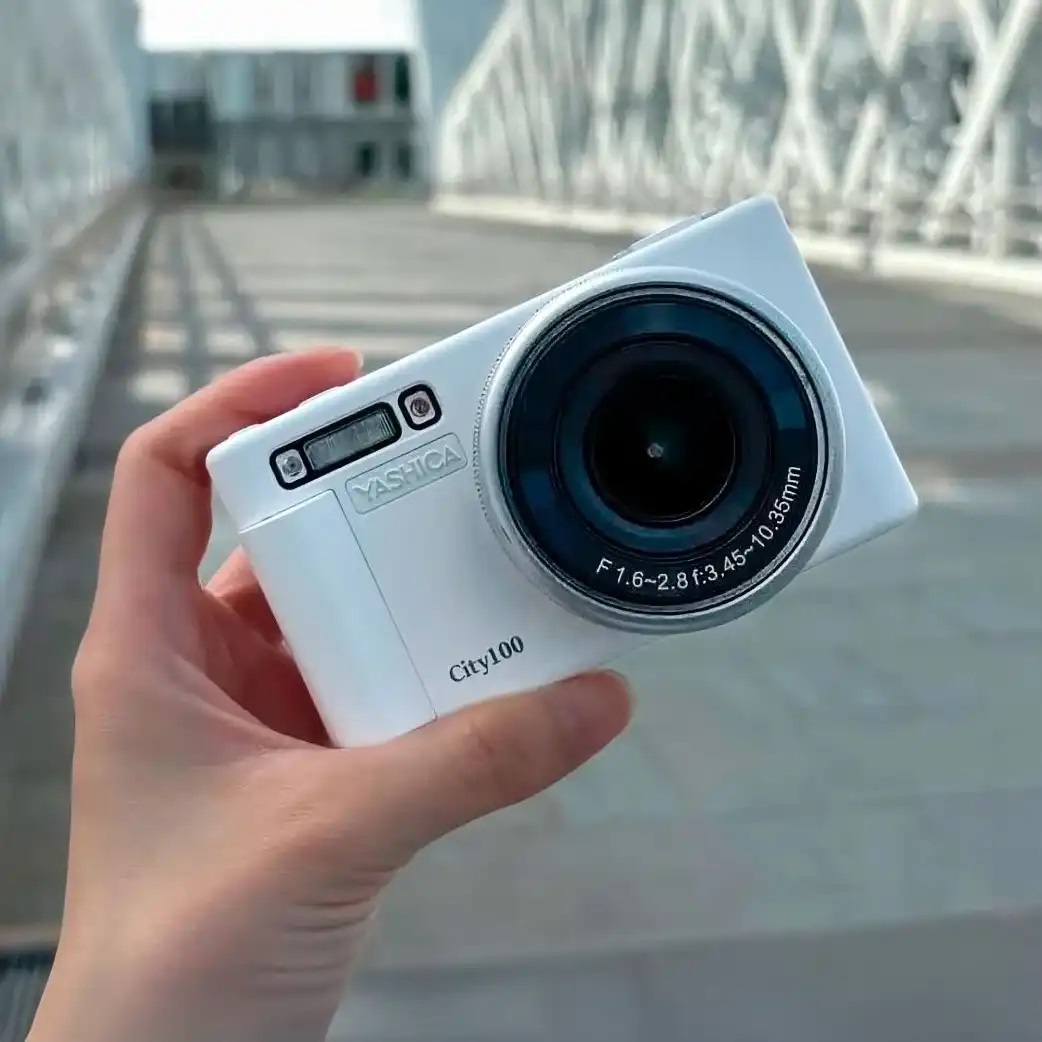 Yashica City 100 weiss | digitale Kompaktkamera | 13MP | 3-fach optisches Zoom F1.6-2.8 | klappbares LCD