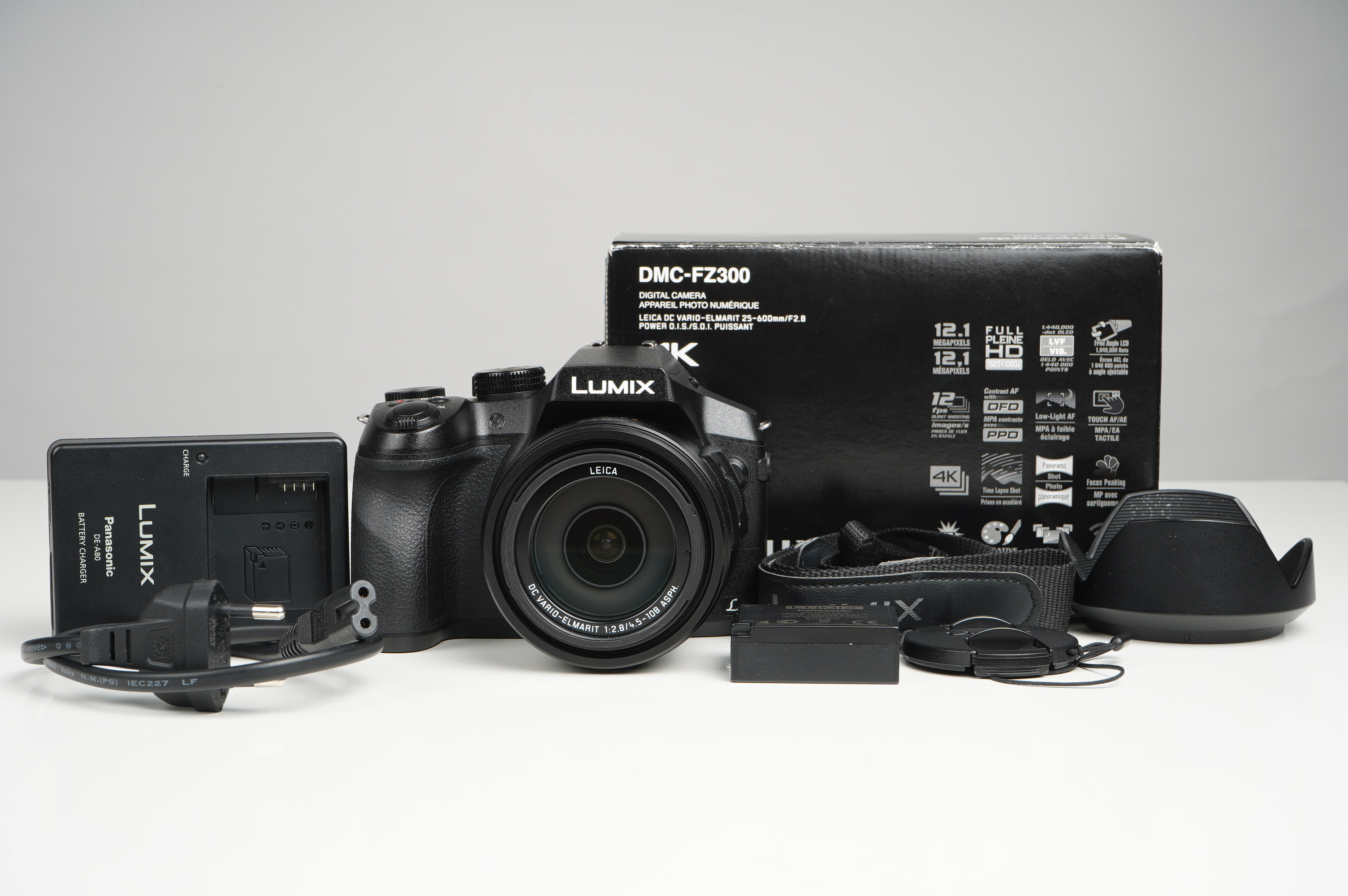 Gebraucht Panasonic DMC-FZ300 schwarz  | Normal gebraucht - mittlere Gebrauchsspuren | inkl. 2x original Akkus/ Karton/Ladeschale/Gegenlichtblende |
