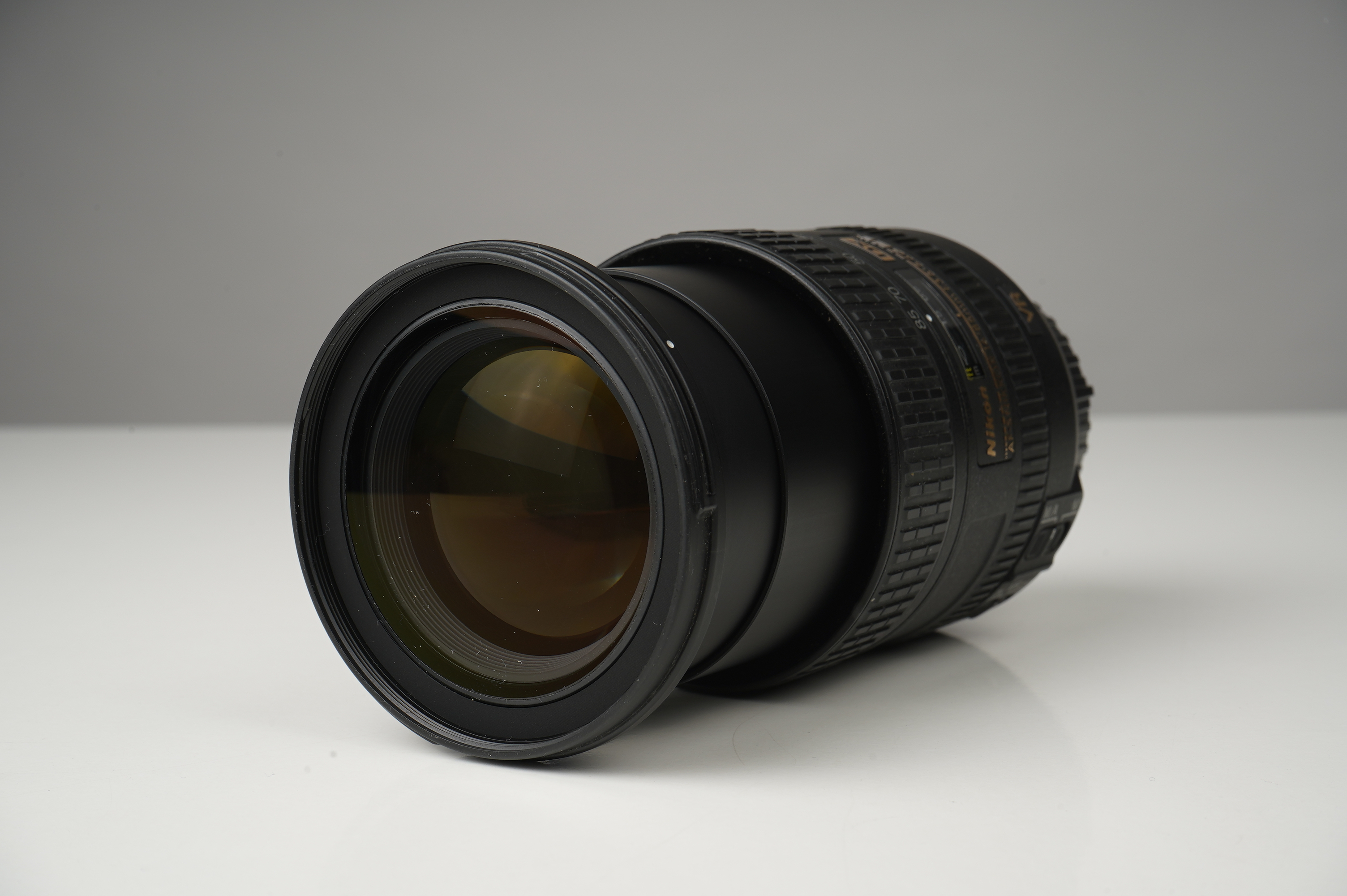Gebraucht Nikon AF-S 16-85mm/3,5-5,6 G ED DX VR(I) | für Nikon DSLRs mit APS-C-Sensor | Zustand B+ | mit Blende und Deckel |