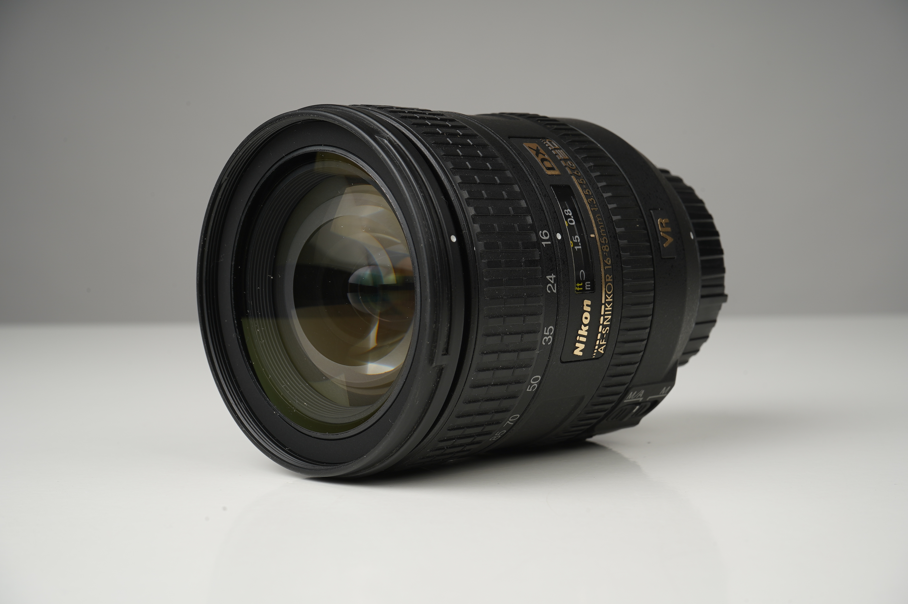 Gebraucht Nikon AF-S 16-85mm/3,5-5,6 G ED DX VR(I) | für Nikon DSLRs mit APS-C-Sensor | Zustand B+ | mit Blende und Deckel |
