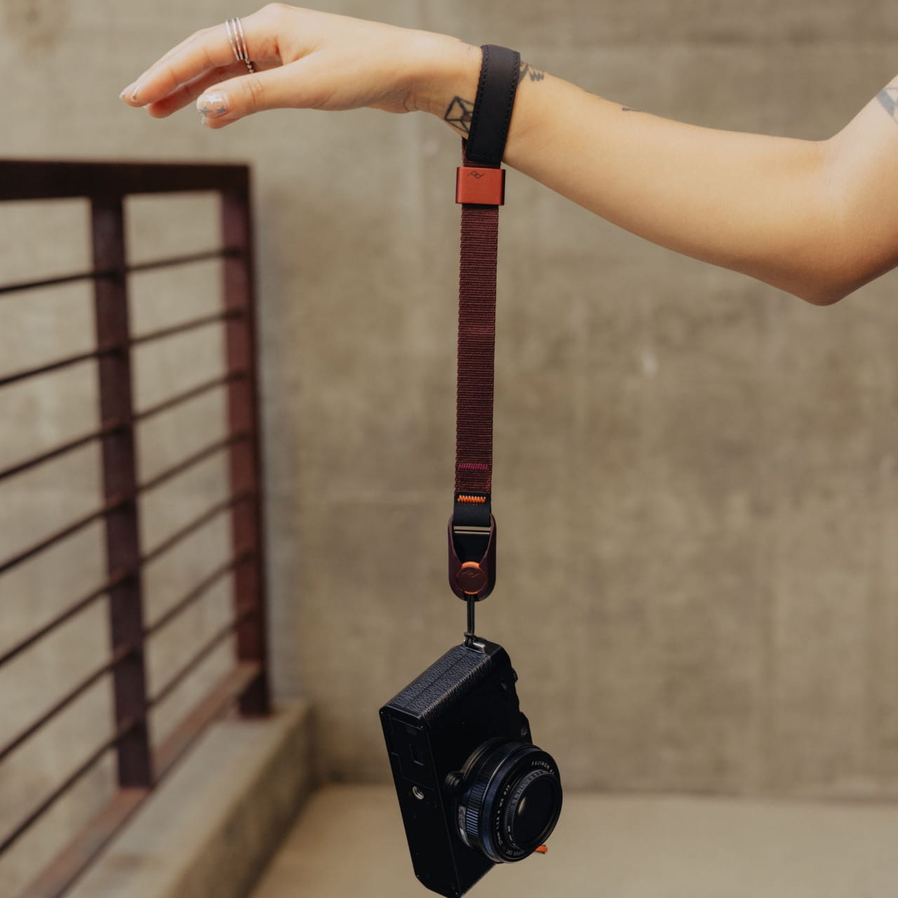 Peak Design Cuff Eclipse (Dunkelviolett) | populäre Handgelenkschlaufe |