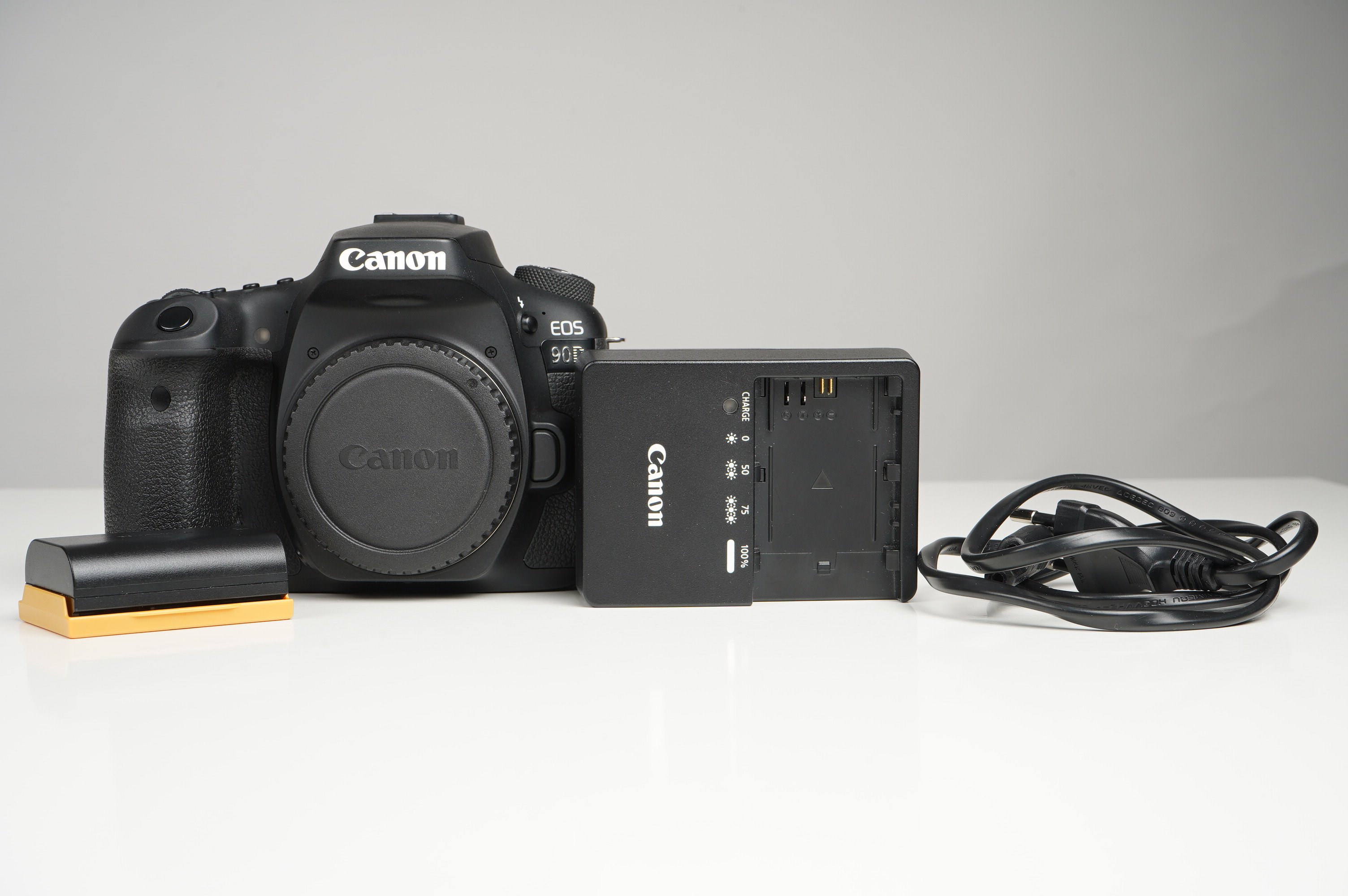 Gebraucht Canon EOS 90D Gehäuse | DSLR-Kamera für EF(-S)-Objektive | inkl 2 Akkus + Ladestation |