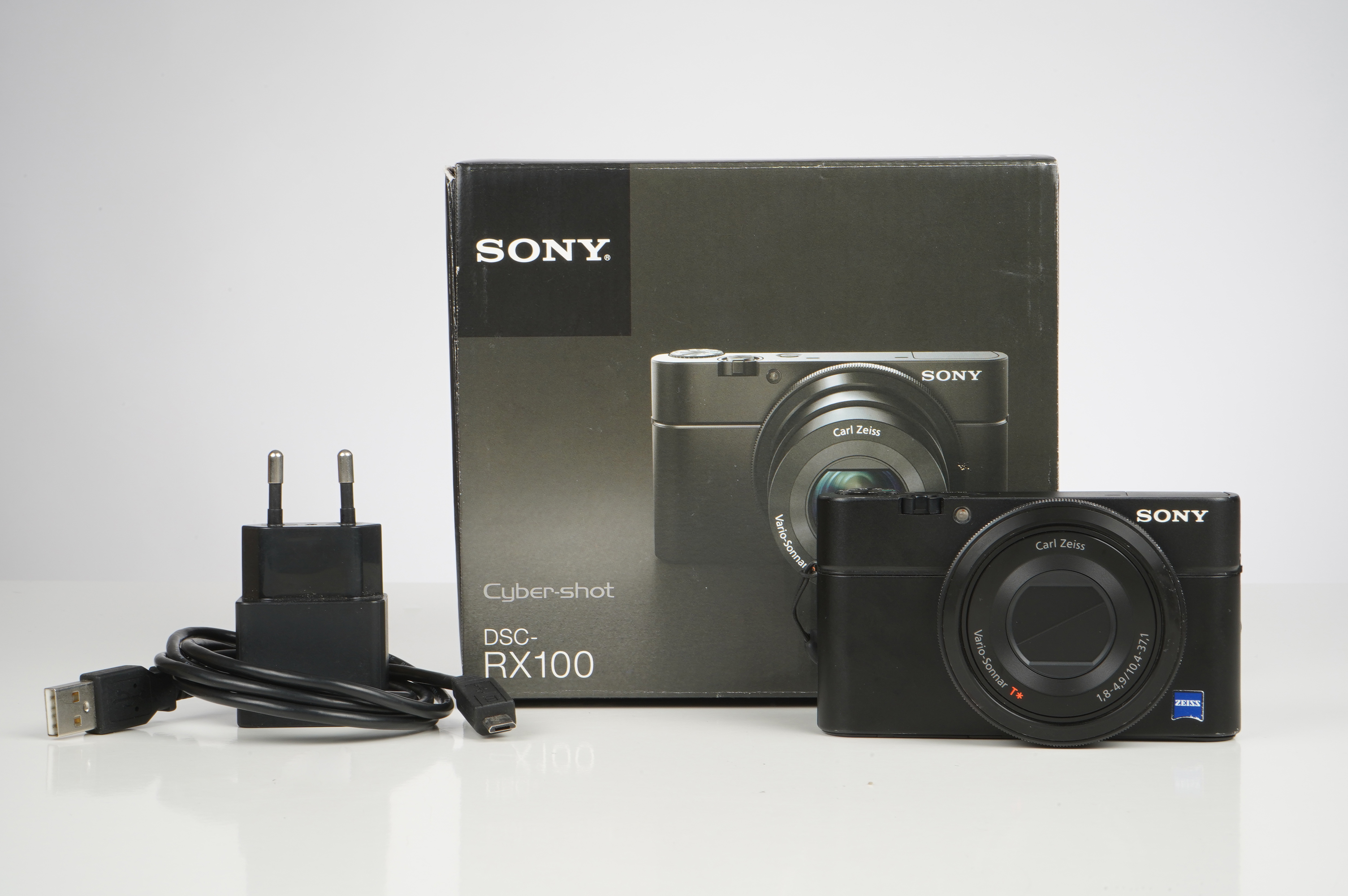 Gebraucht Sony DSC-RX100(I) | 20MP | 1" Sensor | 3,6x Zoom - 28-100mm/1,8-4,8 |