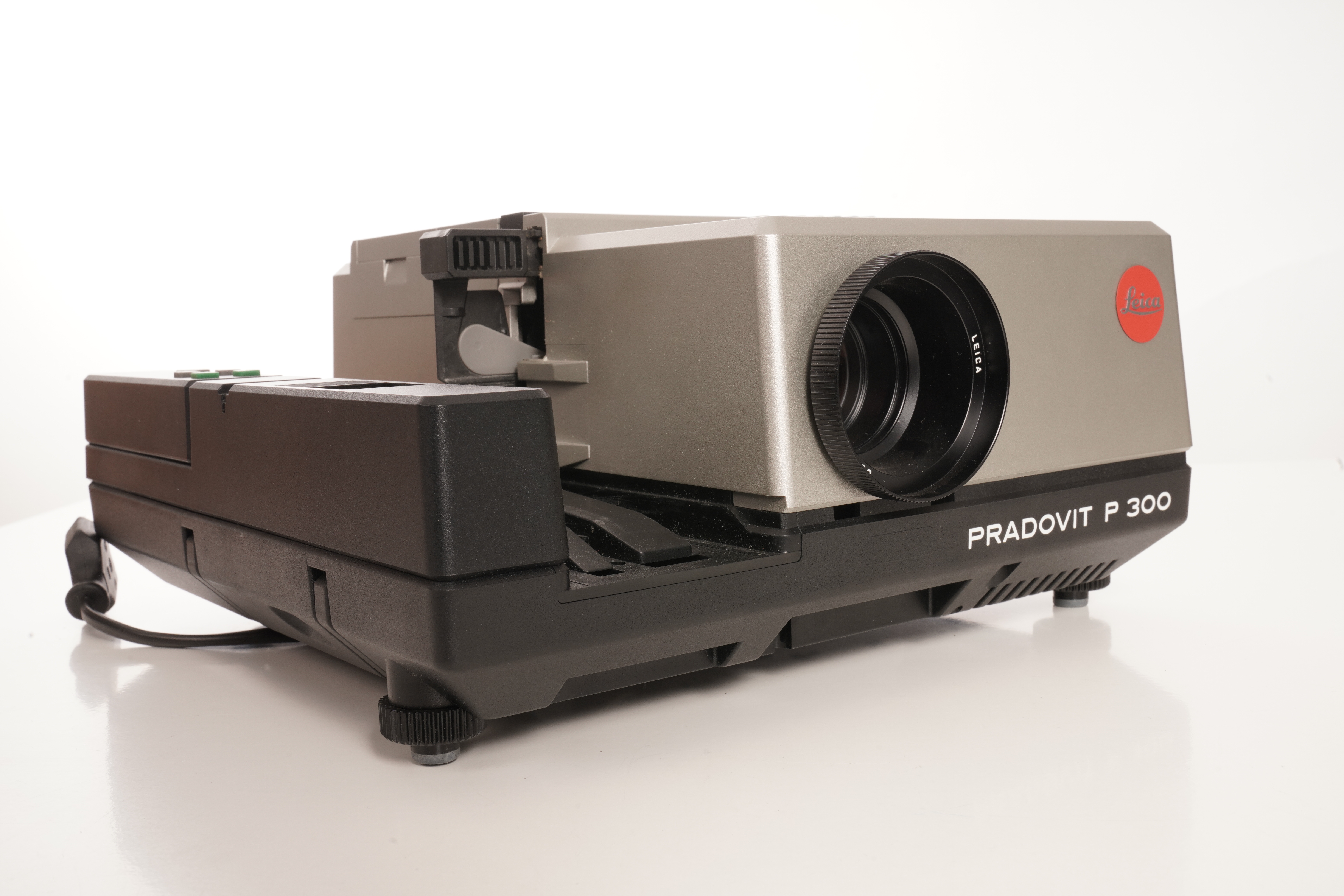 Gebraucht Leica P300 Diaprojektor mit Colorplan Voll Funktionstüchtig - Generalüberholt | Diaprojektor | 150Watt | schneller Diawechsel | für Norm- u. LKM-Magazine