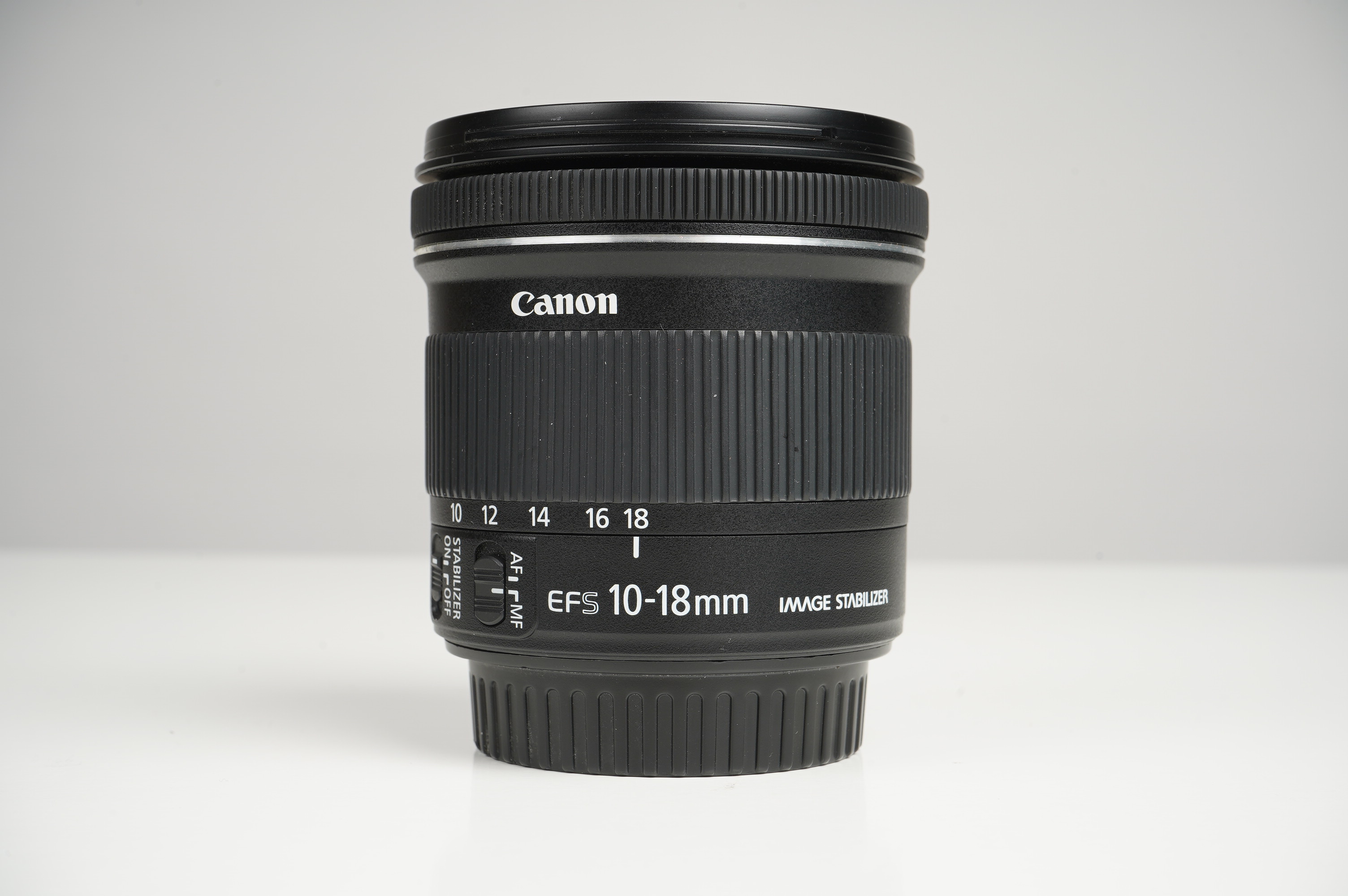 Gebraucht Canon EF-S 10-18mm/4,5-5,6 IS STM  | Ø67mm | Sehr gut erhalten - leichte Gebrauchsspuren | inkl. Gegenlichtblende/Front- und Rückdeckel |