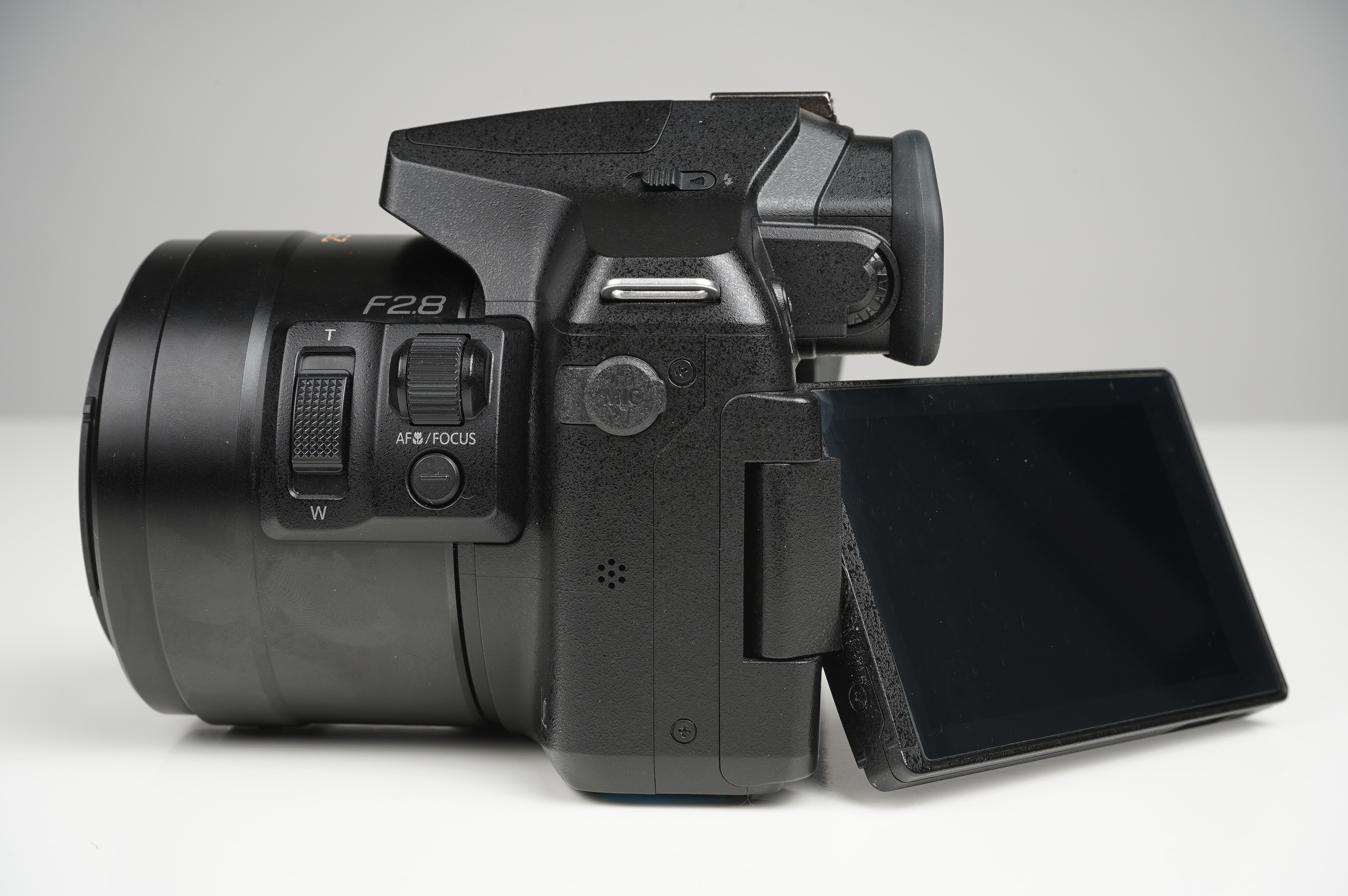Gebraucht Panasonic DMC-FZ300 schwarz  | Normal gebraucht - mittlere Gebrauchsspuren | inkl. 2x original Akkus/ Karton/Ladeschale/Gegenlichtblende |
