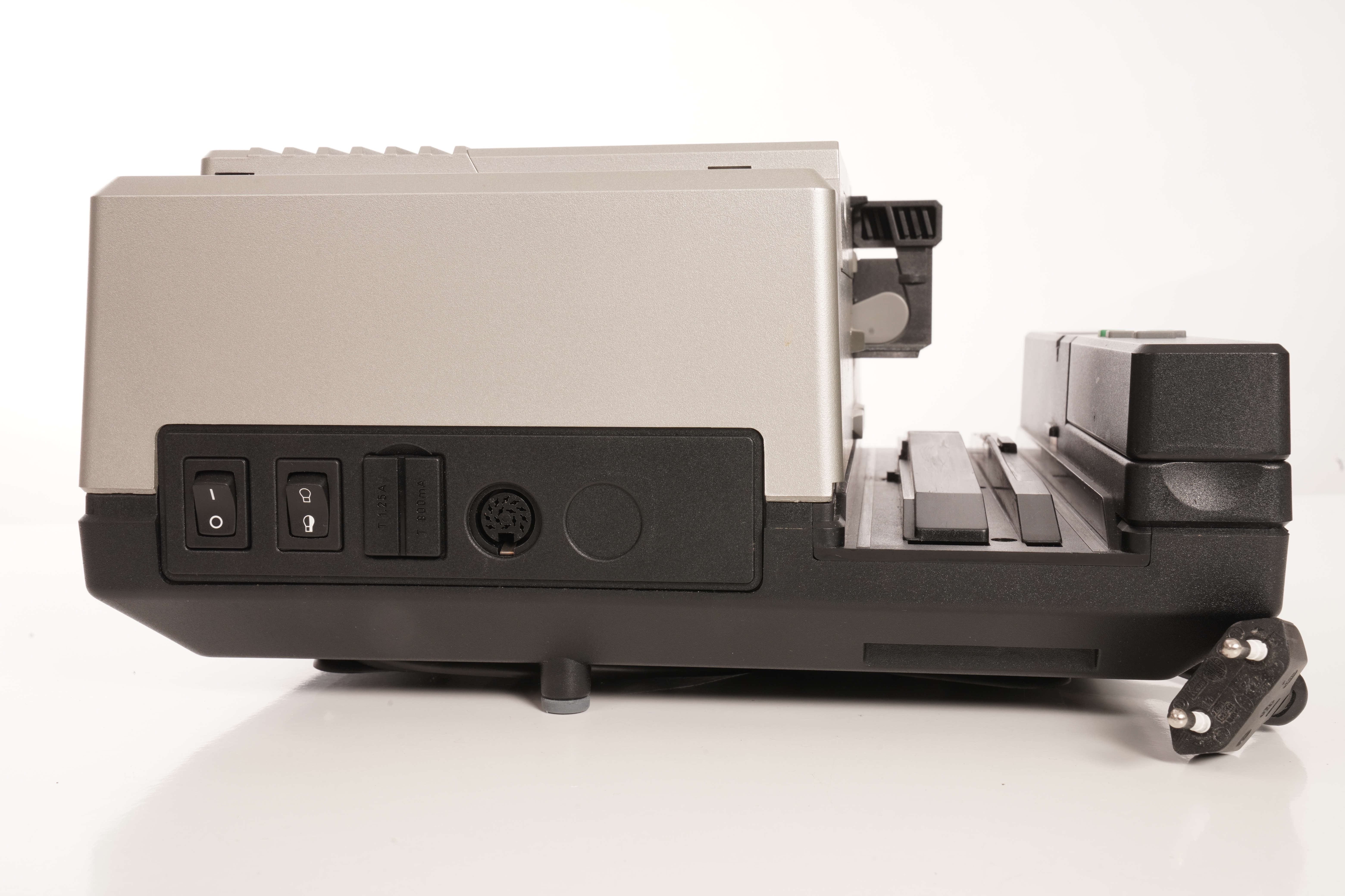 Gebraucht Leica P300 Diaprojektor mit Colorplan Voll Funktionstüchtig - Generalüberholt | Diaprojektor | 150Watt | schneller Diawechsel | für Norm- u. LKM-Magazine