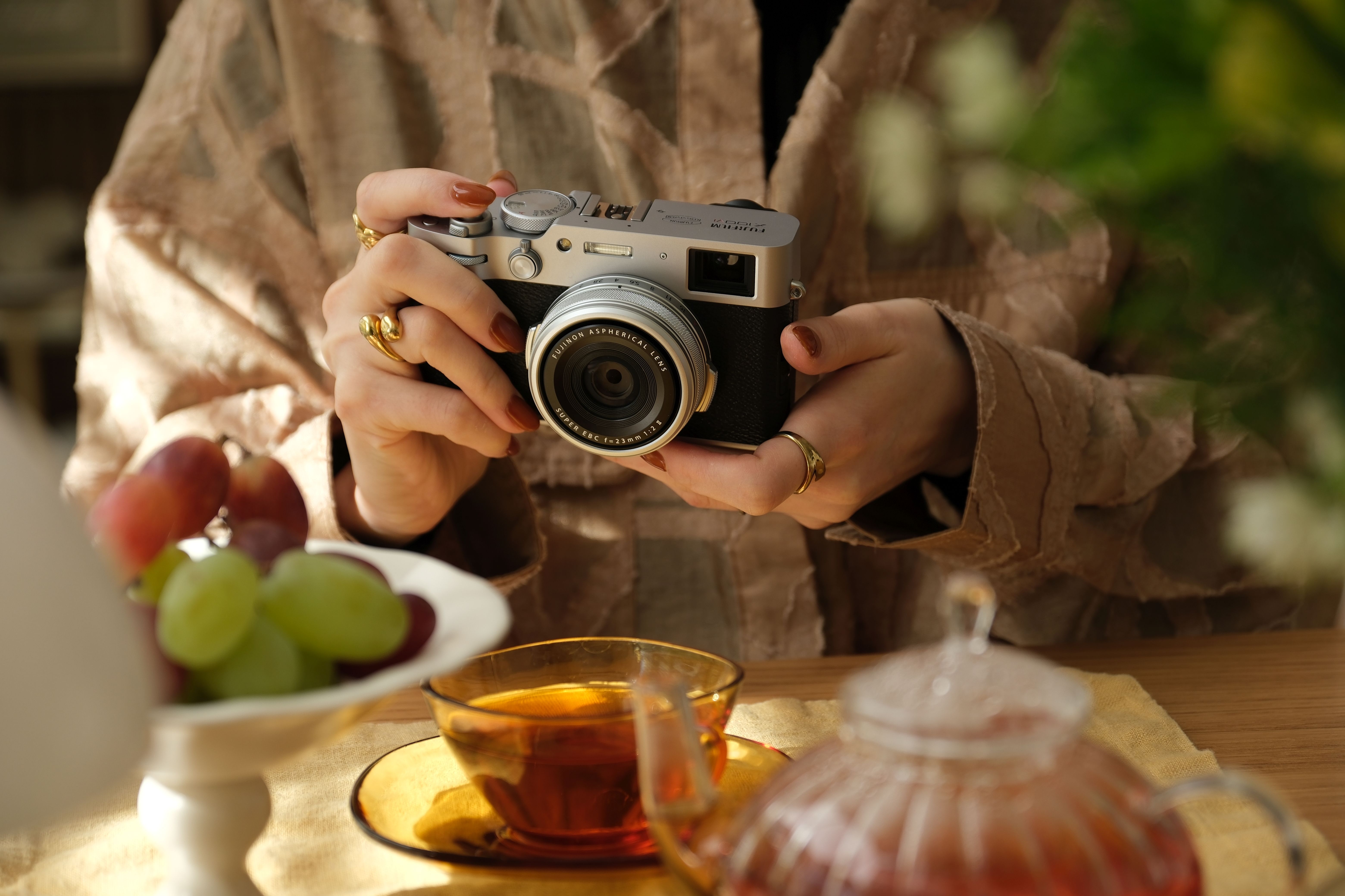 Fujifilm X100VI silver Set inkl. JJC Delux Button + HaidaClear Filter + Haida L-Shaped Hand Grip + Haida Blende silber | Edelkompaktkamera 40,2MP, Festbrennweite 23mm/2,0 4547410528282