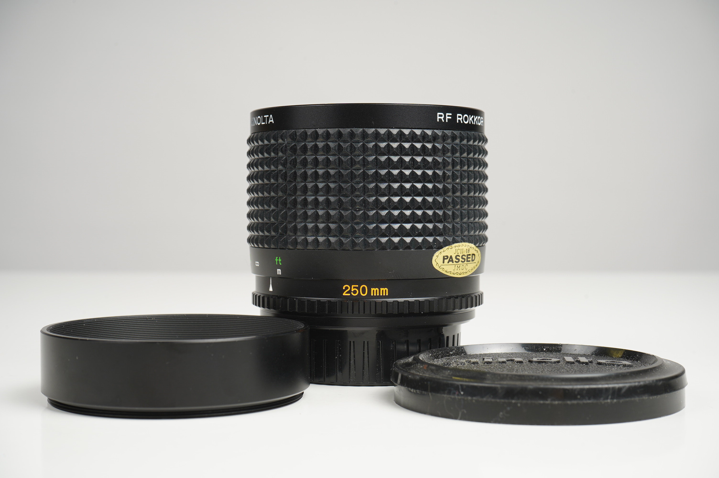 Gebraucht Minolta RF ROKKOR 250mm F5.6  | Gut erhalten - normale Gebrauchsspuren | inkl. Gegenlichtblende/Front- und Rückdeckel