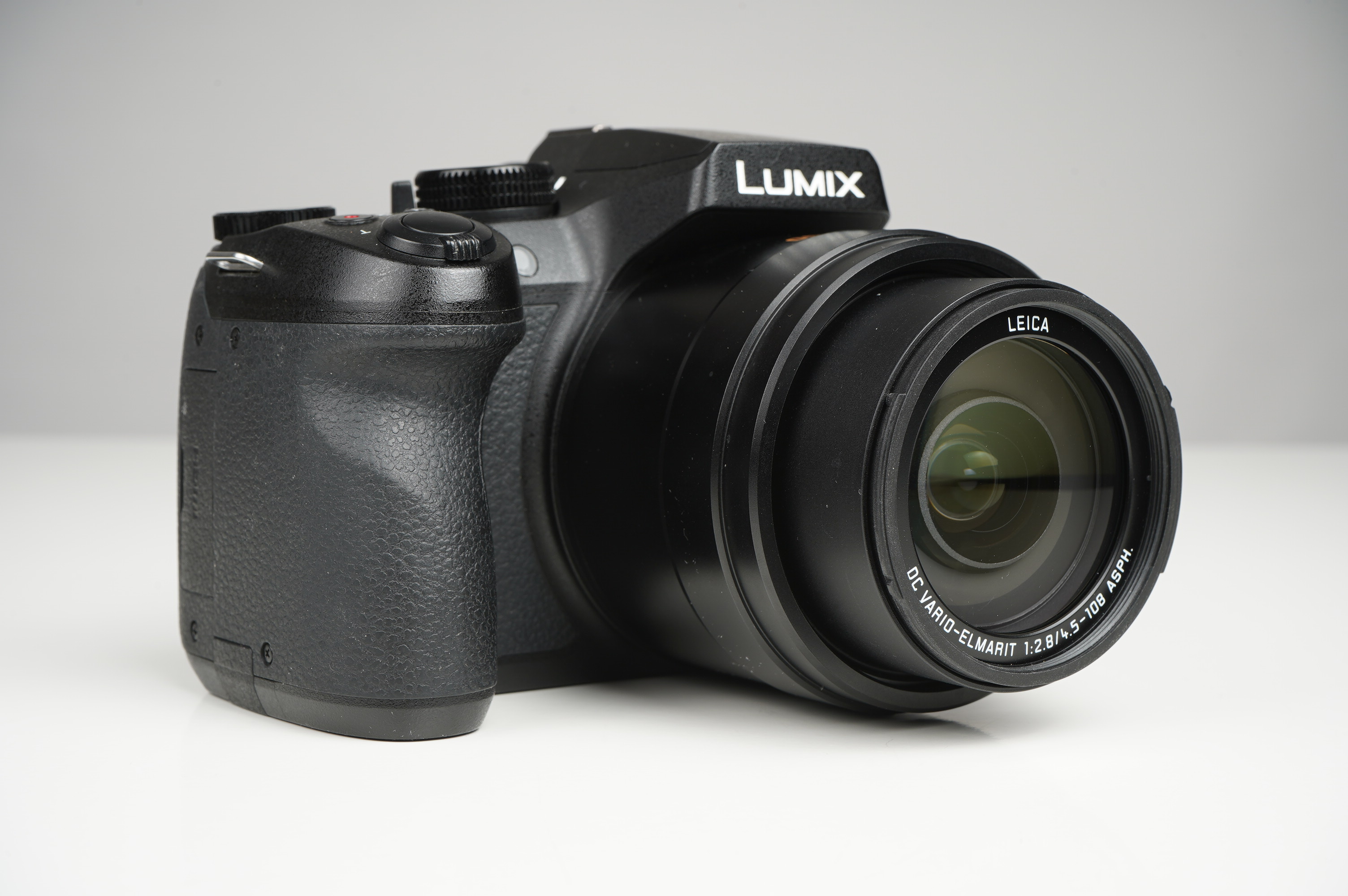 Gebraucht Panasonic DMC-FZ300 schwarz  | Normal gebraucht - mittlere Gebrauchsspuren | inkl. 2x original Akkus/ Karton/Ladeschale/Gegenlichtblende |