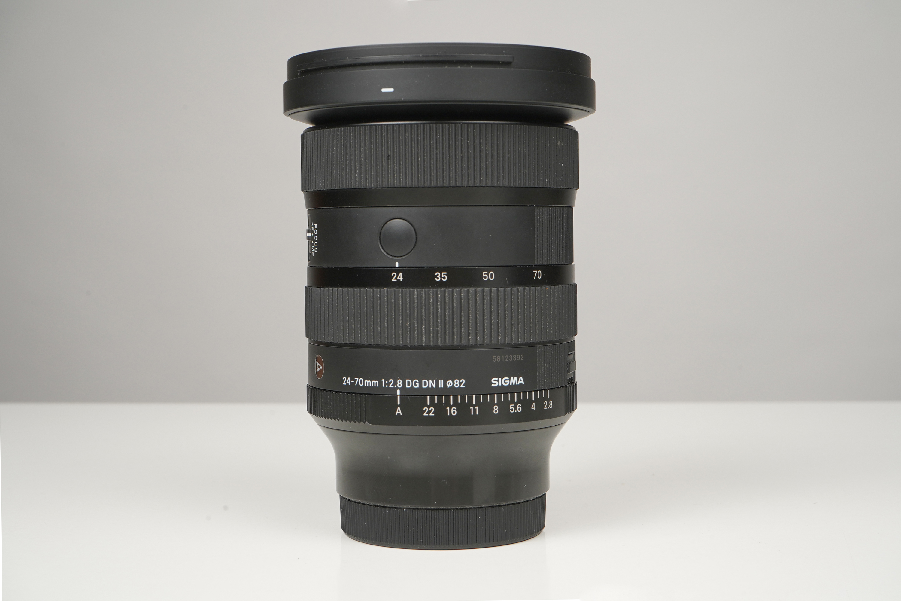 Gebraucht Sigma 24-70mm/2,8 DG DN II ART 024 Sony | Sony-FE FullFrame | Ø82mm | Zustand A/B | mit Blende, Deckel im Karton |