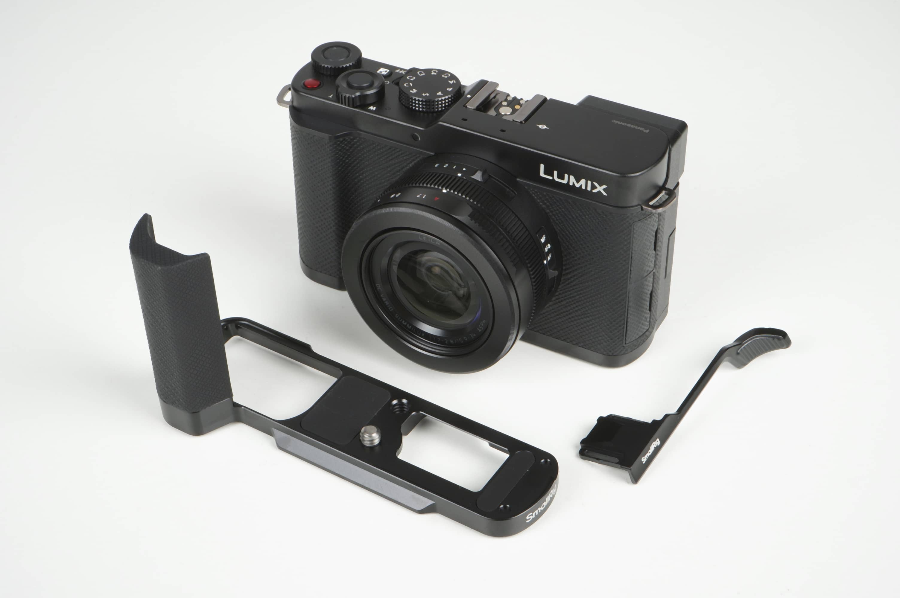 Panasonic DC-L10 schwarz BUNDLE-KIT mit SmallRig L-Griff und Daumengriff | Ø43mm | Premium-Kompaktkamera | 4/3 BSI 20MP | Leica DC 24-70mm/1,7-2,8 | OLED-Sucher |