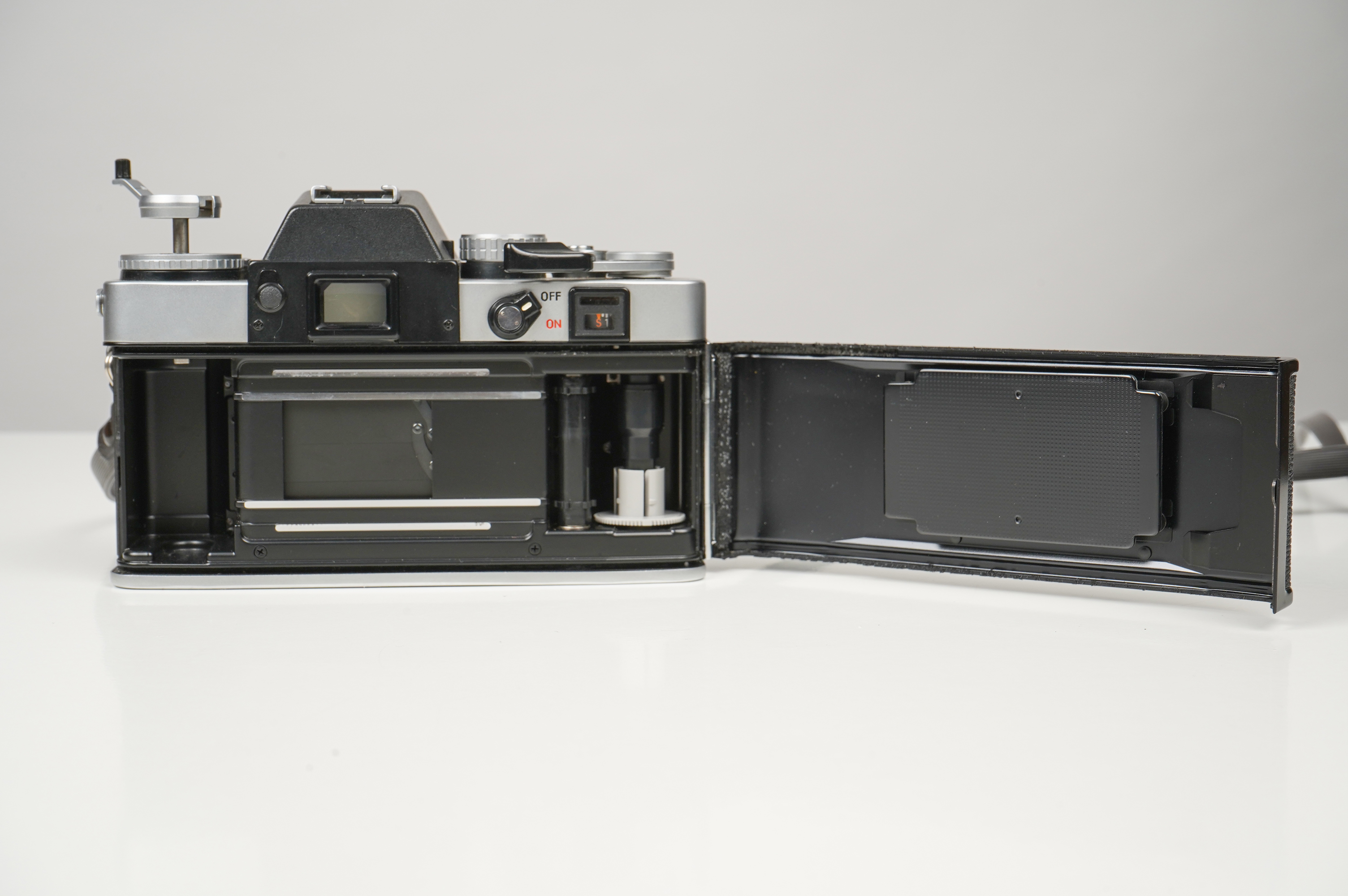 GebrauchtMinolta XE-1 Chrome + 28mm/3,5 MD  | Gut erhalten - normale Gebrauchsspuren | inkl. Riemen |