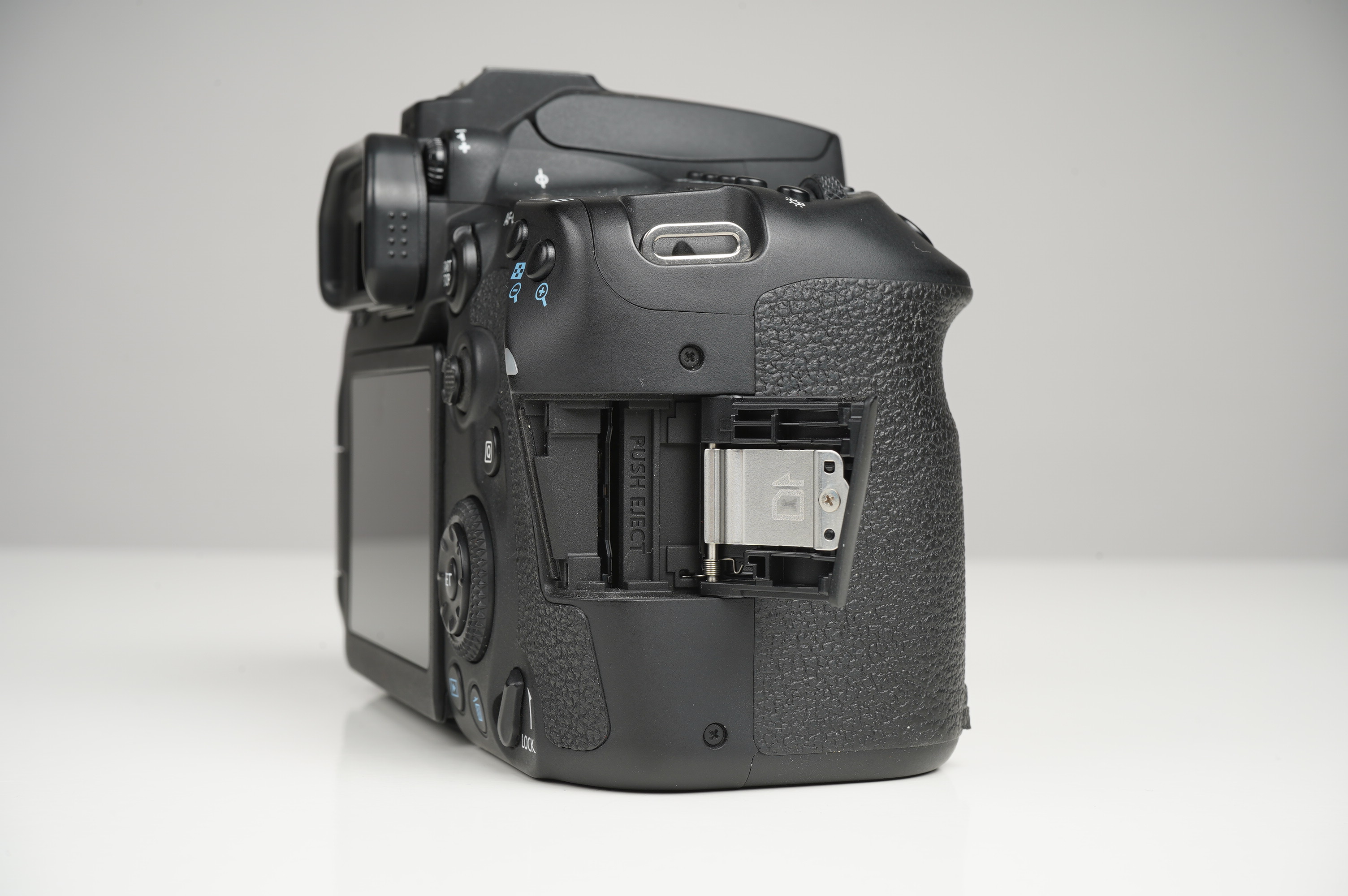 Gebraucht Canon EOS 90D Gehäuse | DSLR-Kamera für EF(-S)-Objektive | inkl 2 Akkus + Ladestation |