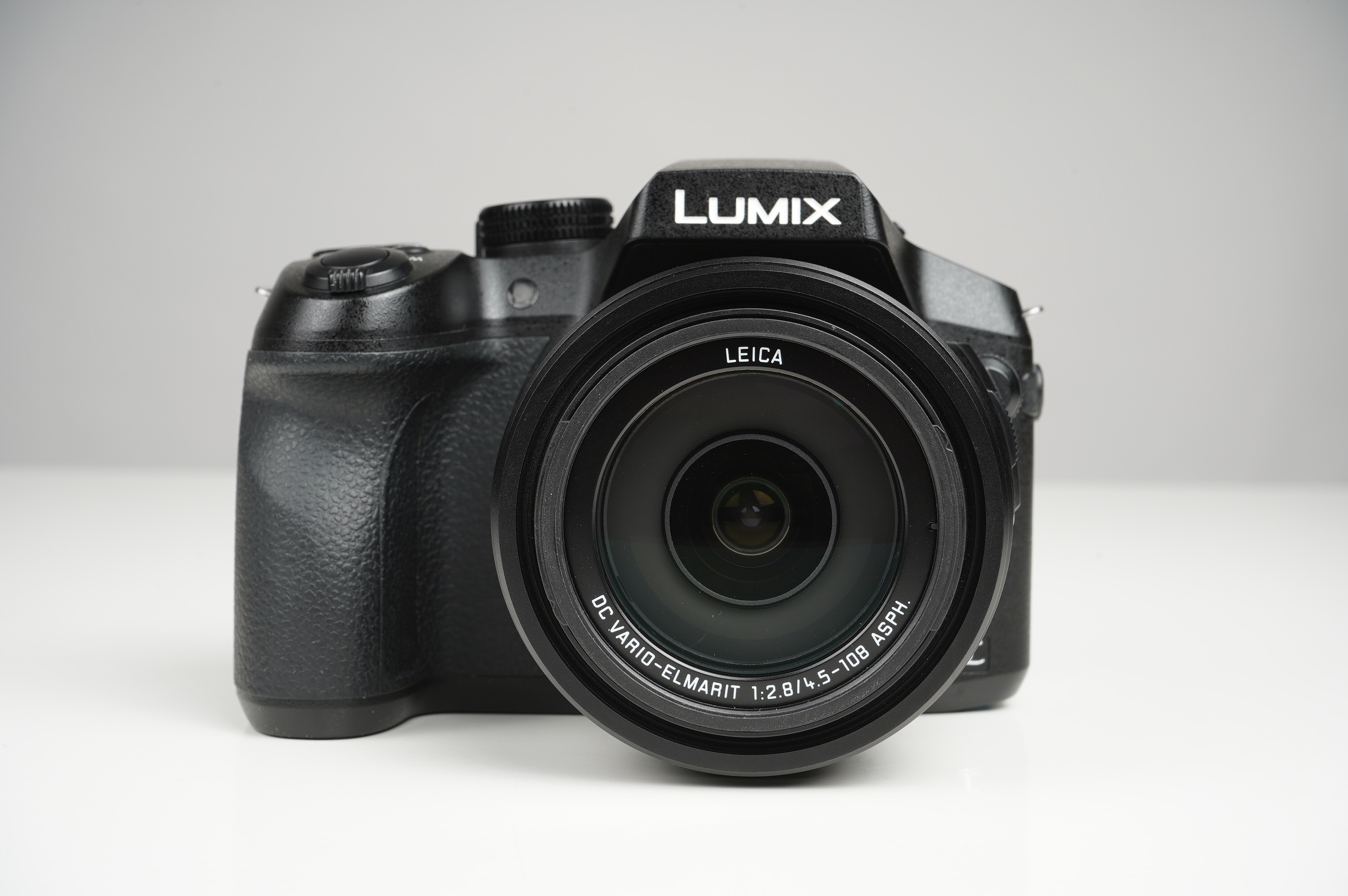Gebraucht Panasonic DMC-FZ300 schwarz  | Normal gebraucht - mittlere Gebrauchsspuren | inkl. 2x original Akkus/ Karton/Ladeschale/Gegenlichtblende |