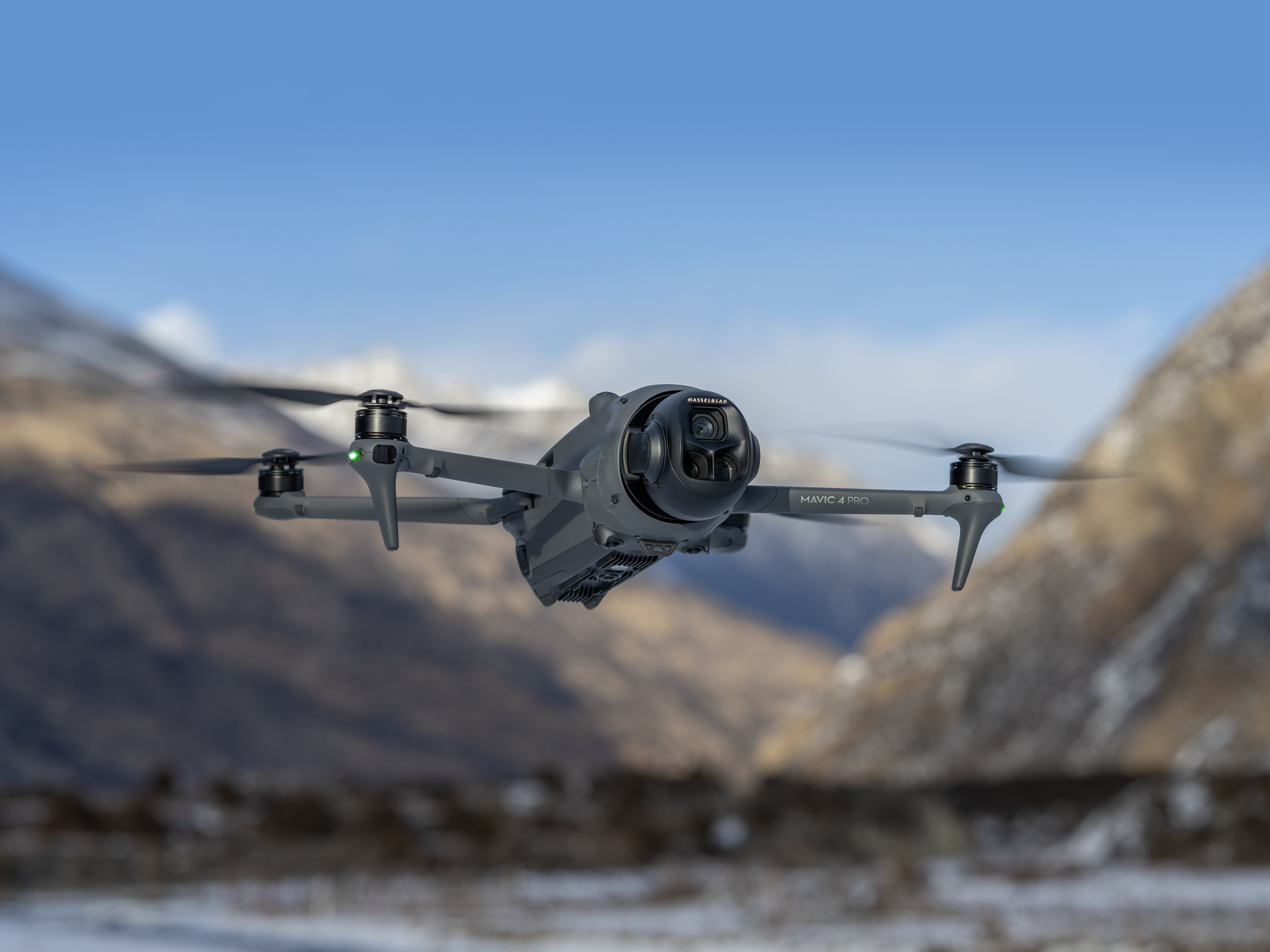 DJI Mavic 4 Pro Fly More Combo (DJI RC 2) | 100 MP 4/3 CMOS Hasselblad | 51 Minuten Flugzeit |10 bit HDR | ca 30km Reichweite 6937224109940