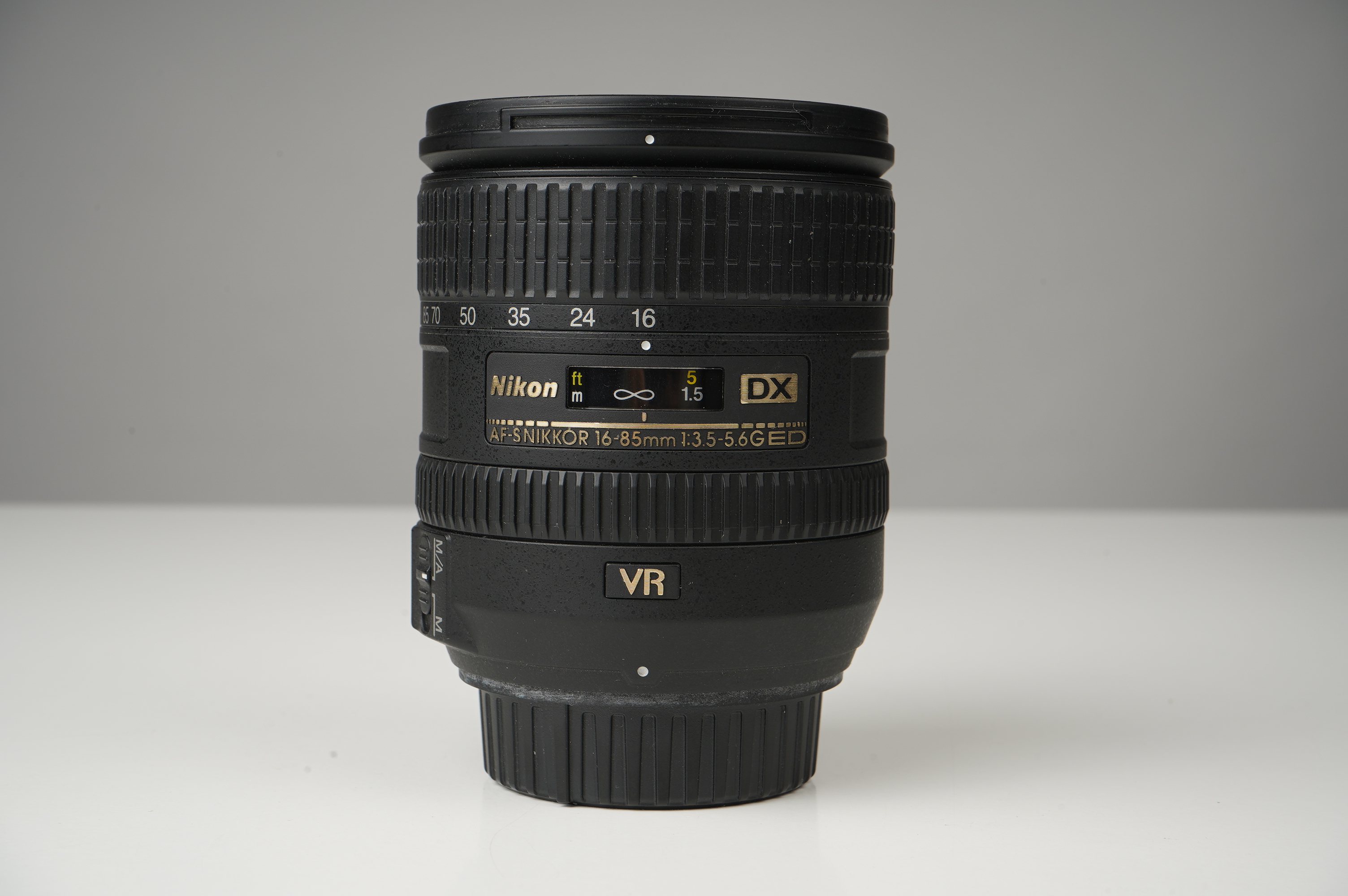 Gebraucht Nikon AF-S 16-85mm/3,5-5,6 G ED DX VR(I) | für Nikon DSLRs mit APS-C-Sensor | Zustand B+ | mit Blende und Deckel |
