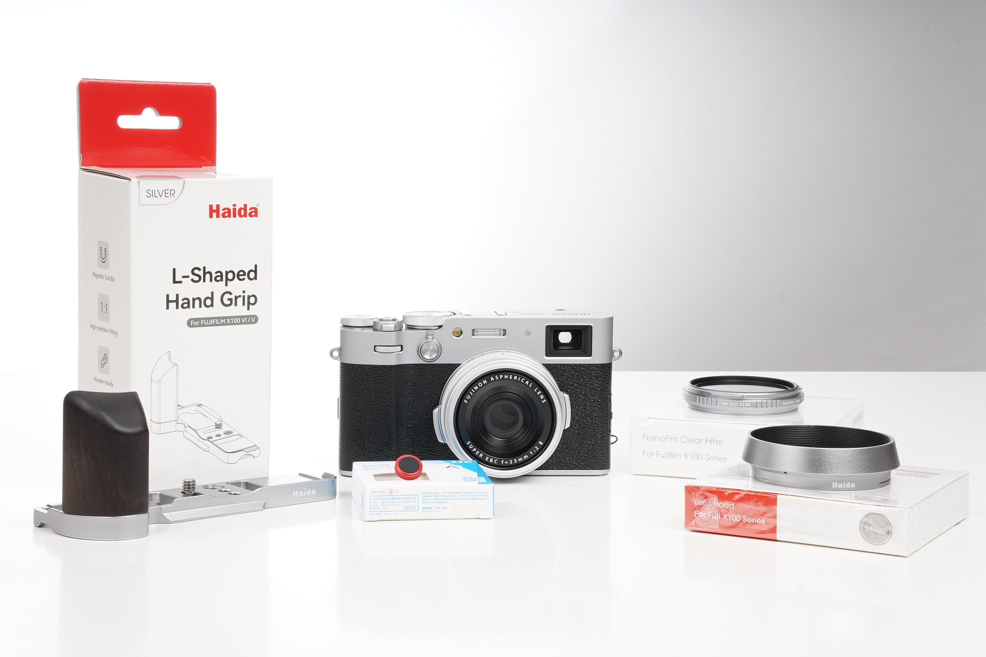 Fujifilm X100VI silver Set inkl. Delux Button rot | inkl. Haida L-Shaped Handgriff silber | inkl. Haida Gegenlichtblende| Edelkompaktkamera 40MP | Festbrennweite 23mm/2,0 | hybrid Leuchtrahmensucher |