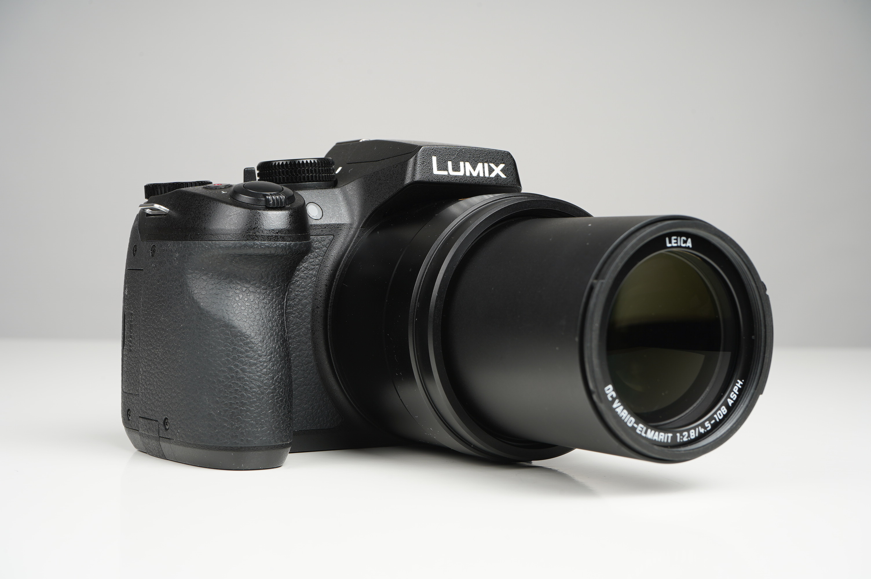 Gebraucht Panasonic DMC-FZ300 schwarz  | Normal gebraucht - mittlere Gebrauchsspuren | inkl. 2x original Akkus/ Karton/Ladeschale/Gegenlichtblende |