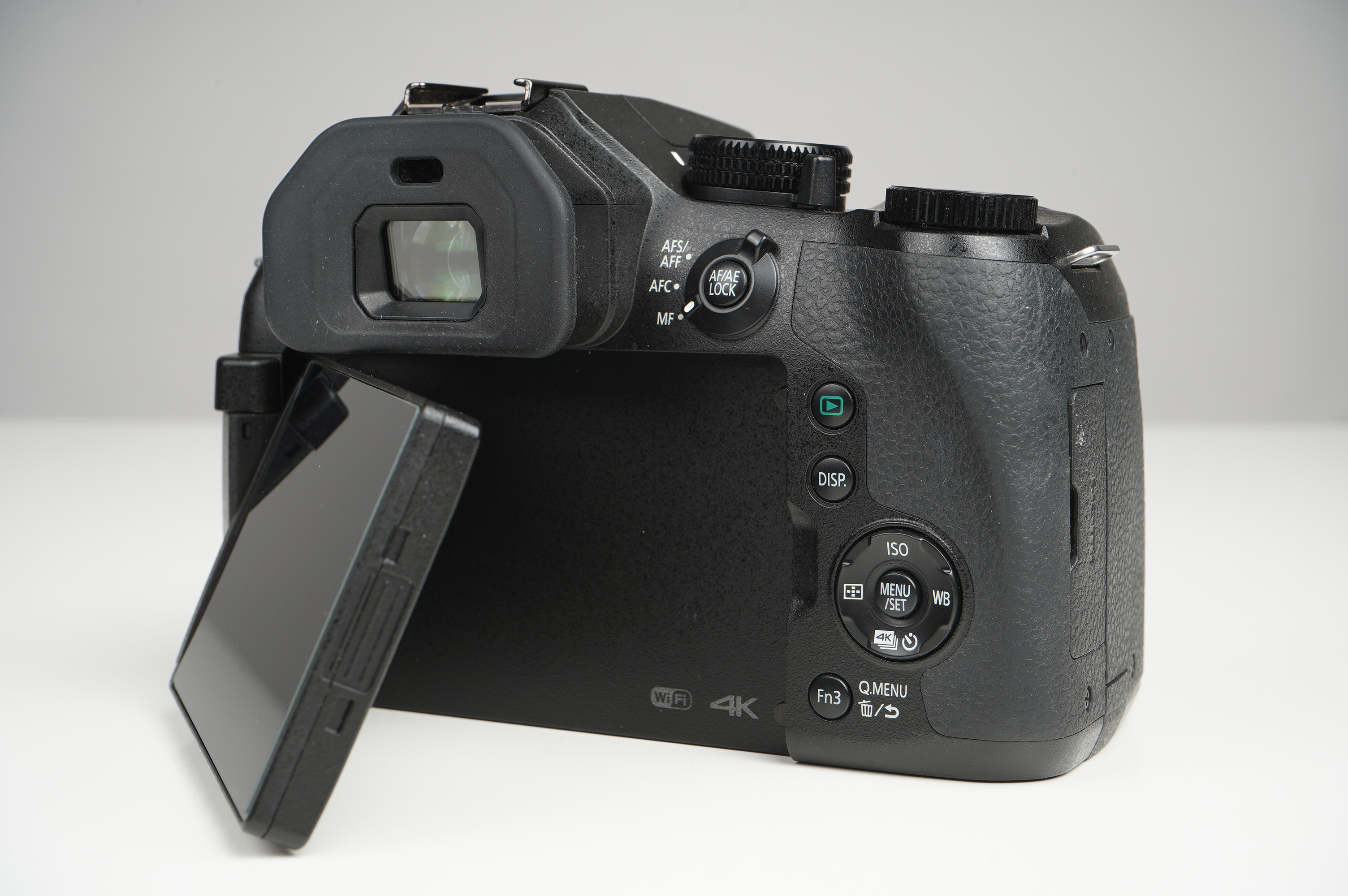 Gebraucht Panasonic DMC-FZ300 schwarz  | Normal gebraucht - mittlere Gebrauchsspuren | inkl. 2x original Akkus/ Karton/Ladeschale/Gegenlichtblende |