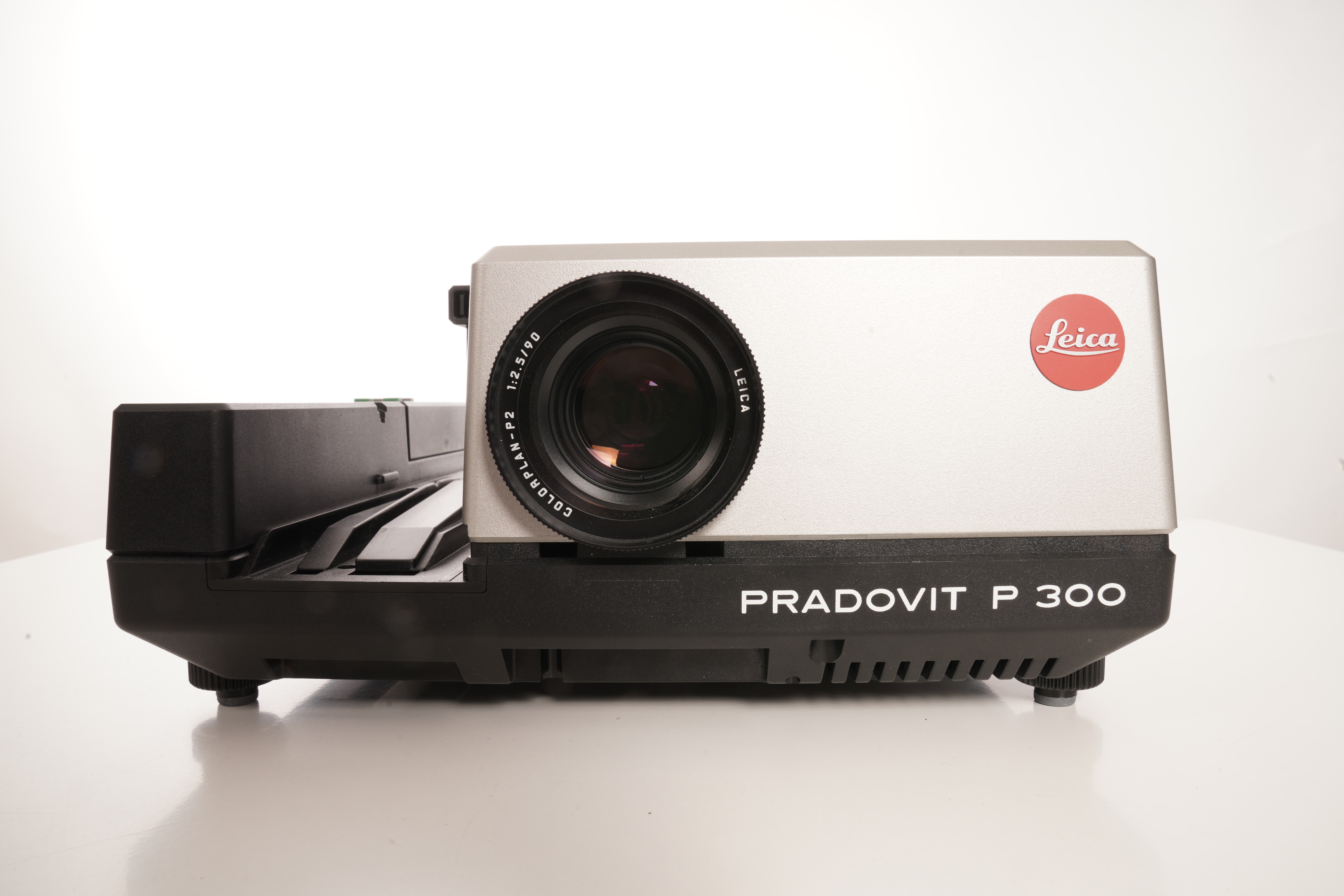 Gebraucht Leica P300 Diaprojektor mit Colorplan Voll Funktionstüchtig - Generalüberholt | Diaprojektor | 150Watt | schneller Diawechsel | für Norm- u. LKM-Magazine