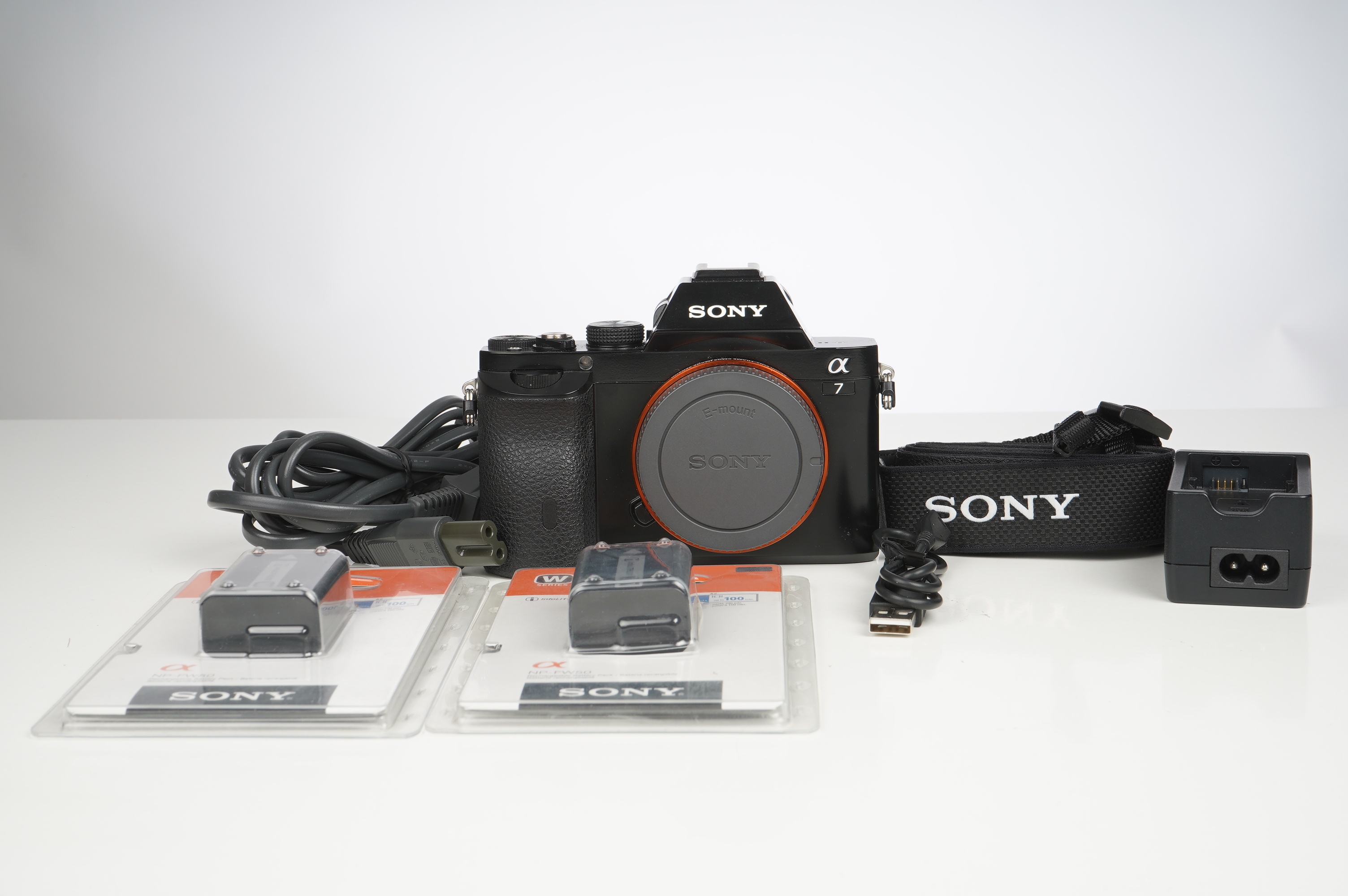 Gebraucht Sony Alpha 7  Gehäuse  | Gut erhalten - normale Gebrauchsspuren | inkl. Netzteil/Ladegerät/Riemen/Karton |